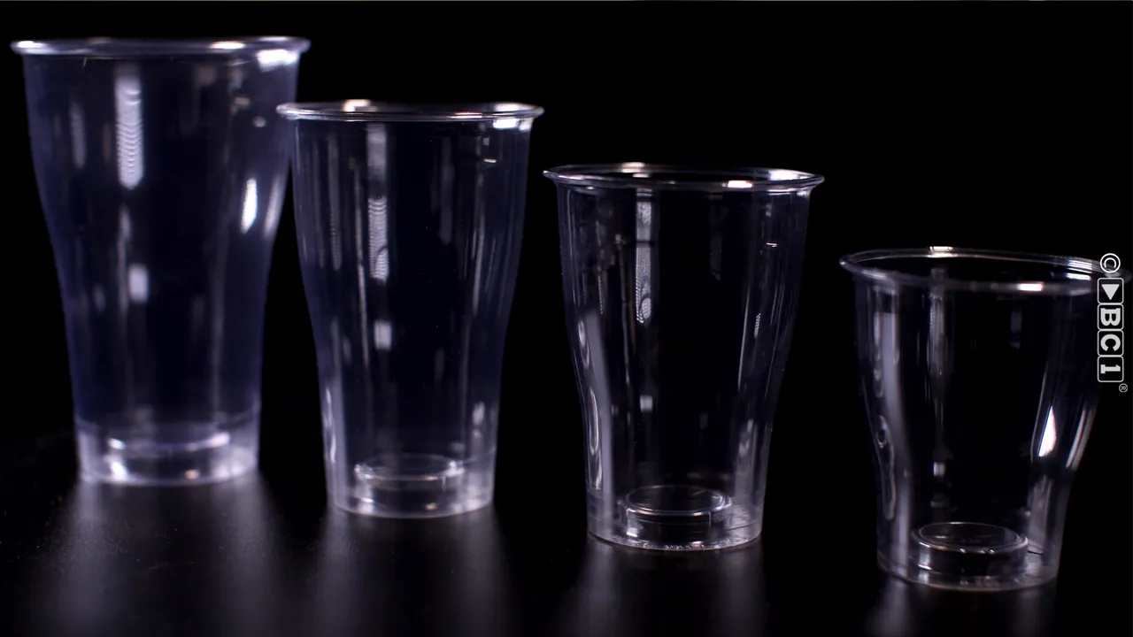 Innovatieve recyclebare kunststof glazen met glasuitstraling (video)